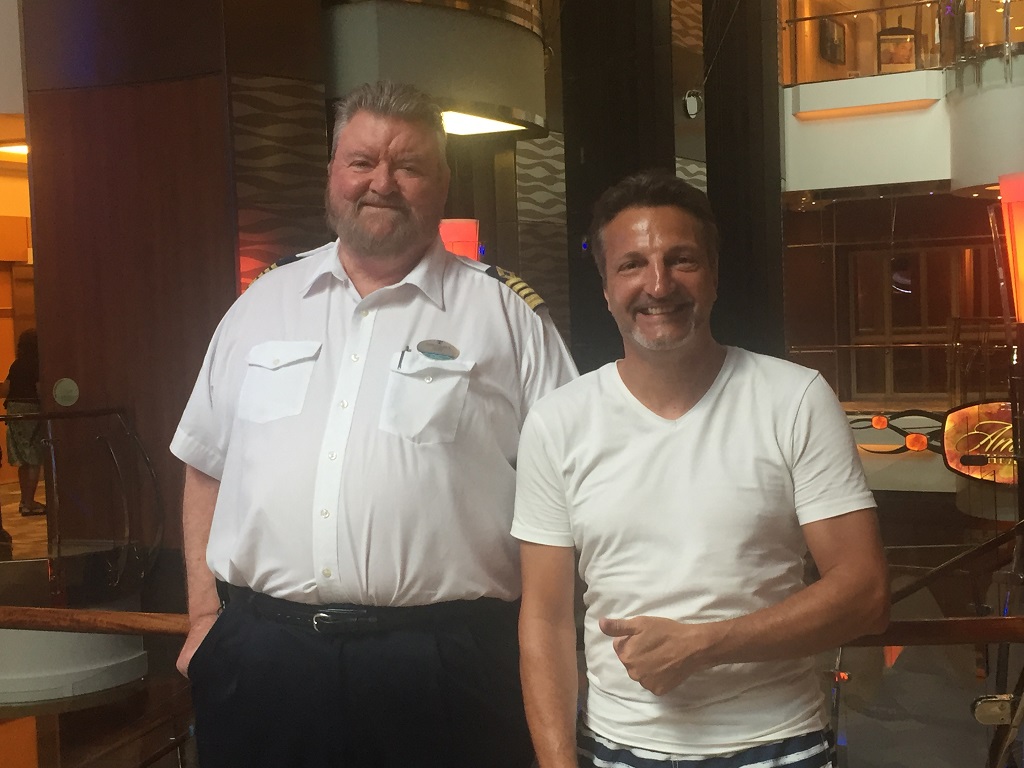 Kapitän Ron Holmnes der Allure of the Seas und Mr. Ralf von Kreuzfahrt 4.0