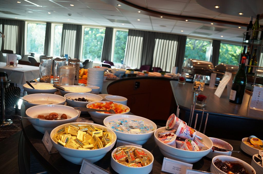 Bijou du Rhone von nicko cruises großes Frühstücksbuffet
