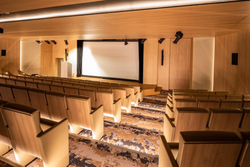 nicko cruises World Voyager Auditorium Blick auf die Stuhlreihen