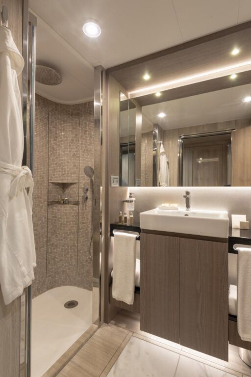 nicko cruises World Voyager Blick ins Badezimmer mit Dusche und Waschbecken