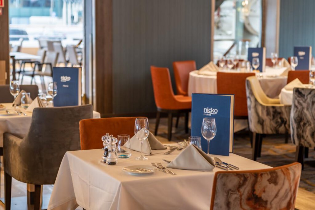 nicko cruises World Voyager Bordrestaurant Tisch mit Gläsern