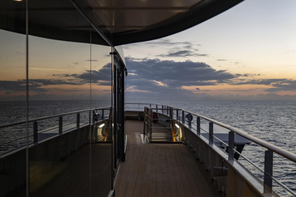 nicko cruises World Voyager Deck-7 Aussenbereich der Observation_Lounge bei Nacht