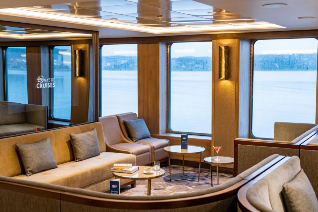 nicko cruises World Voyager Main Lounge Sitzecke
