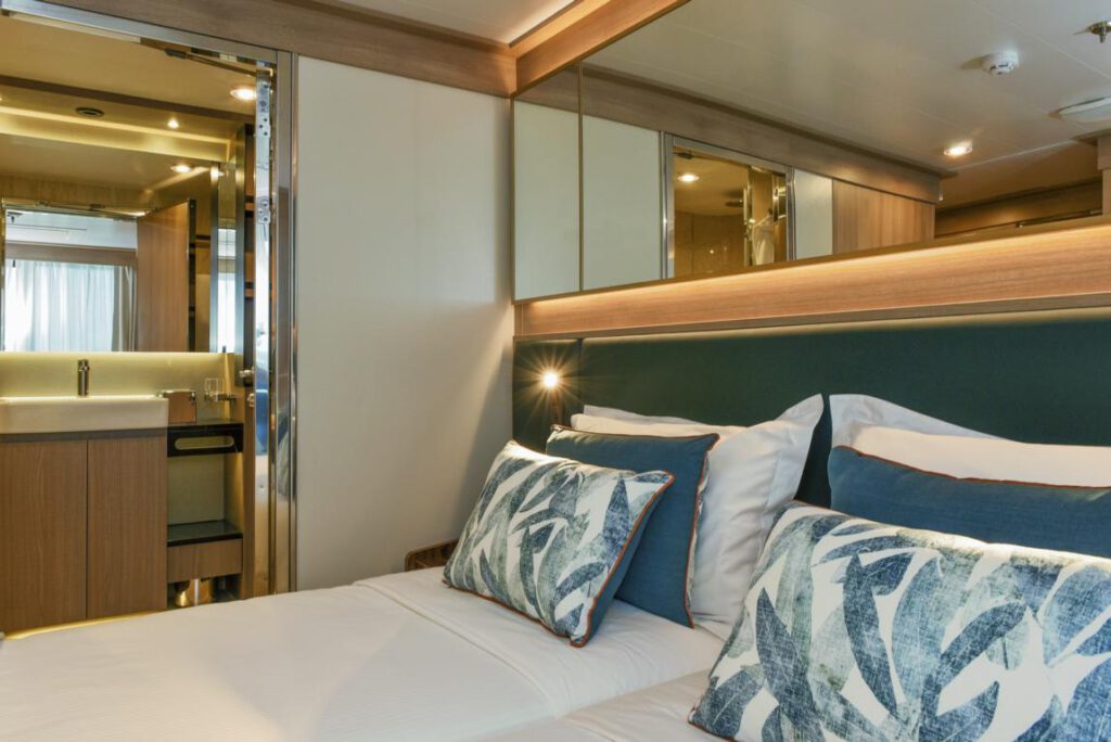 nicko cruises World Voyager Navigator Suite sicht auf das Bett