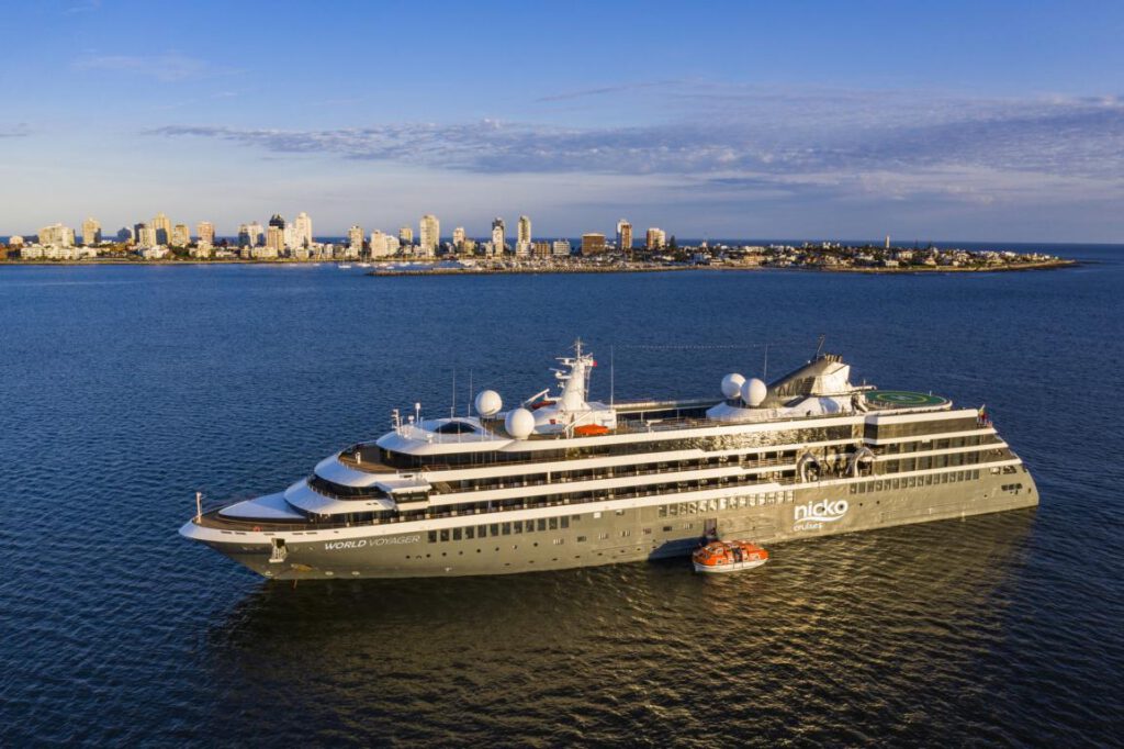 nicko cruises World Voyager von Außen auf dem Meer