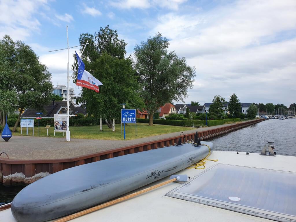 Hausboot Einfahrt Hafen Müritz
