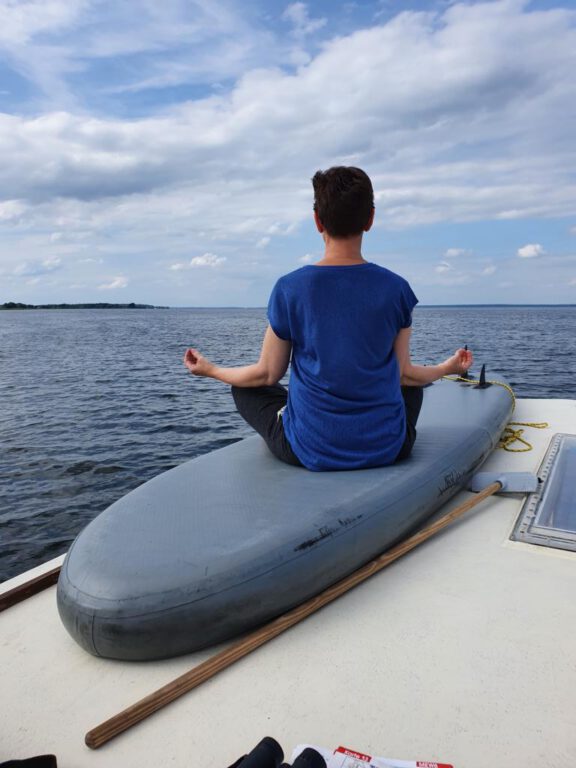 Hausboot Yoga auf dem SUP