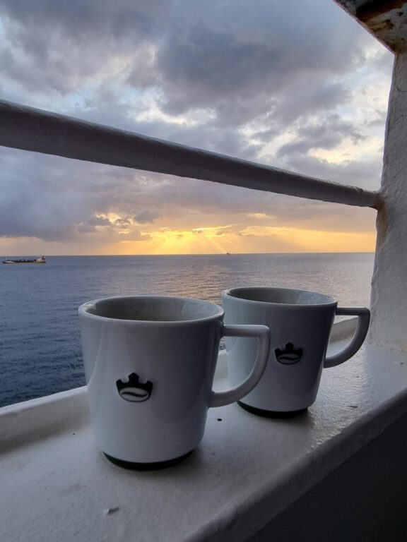 Kaffee auf dem Balkon der Vasco da Gama genießen