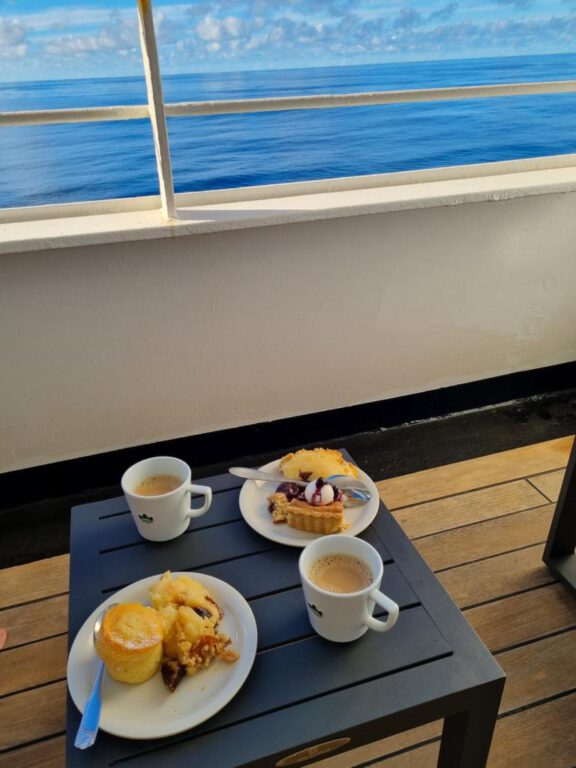 Kaffee und Kuchen an Bord der Vasco da Gama nicko cruises