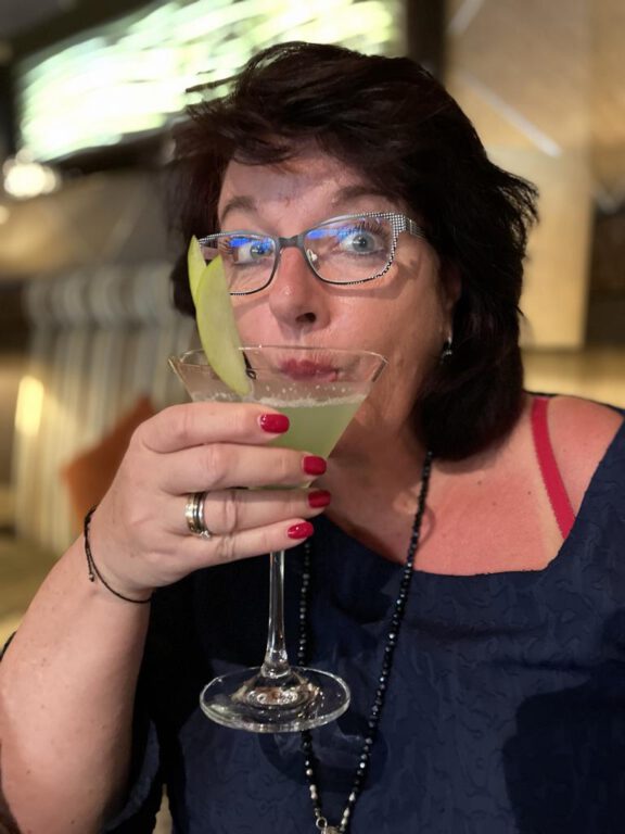 Mrs. Gabriele kostet die Cocktails auf dem Weg zu den Kapverden