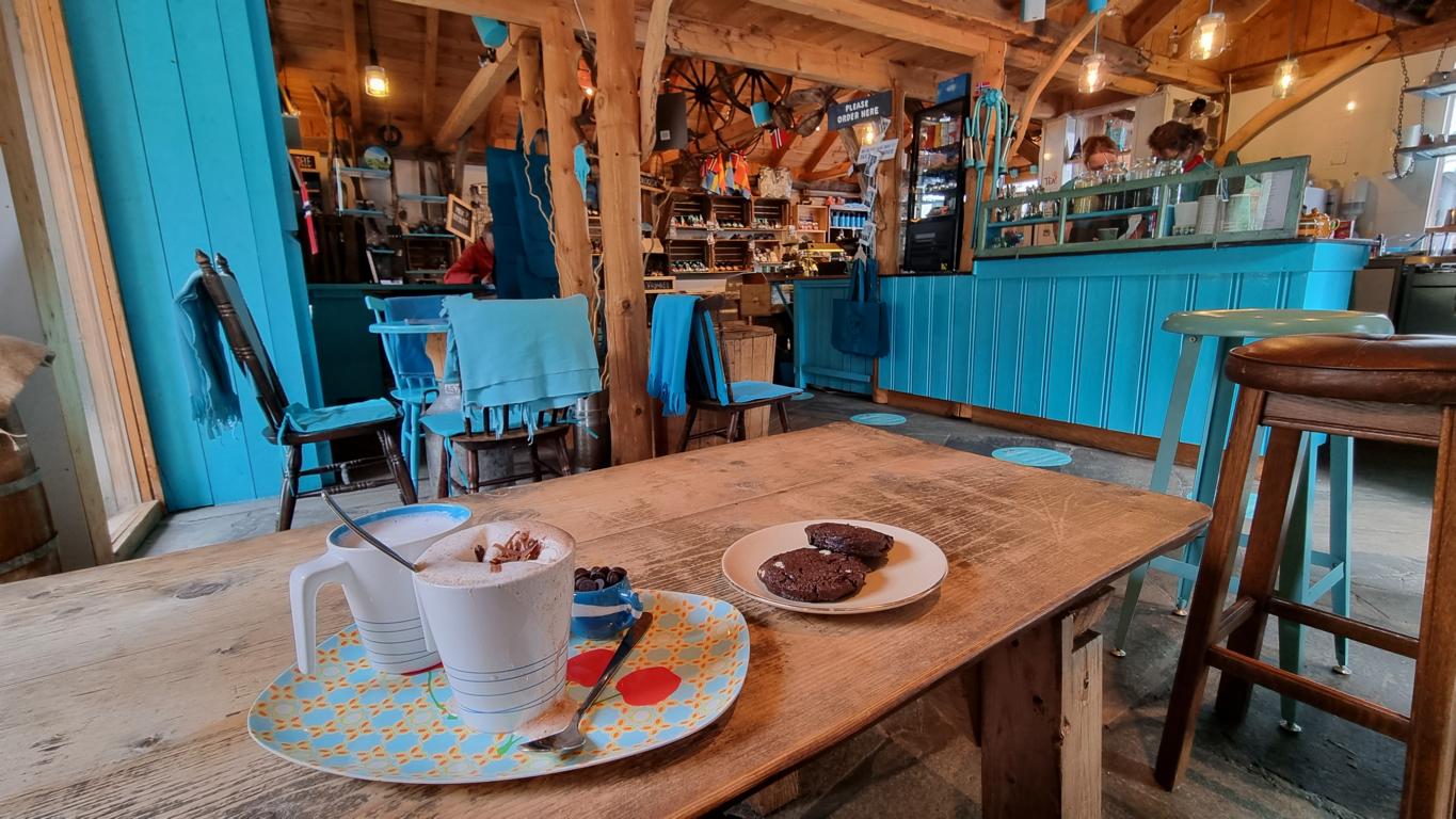 kao und cookie im fjordnaer Cafe in Geiranger