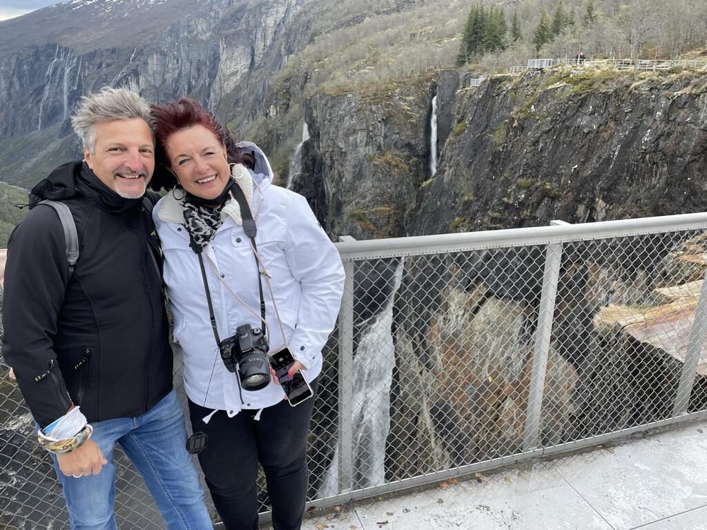 Mr. Ralf und Mrs. Gabriele am Wasserfall Vøringsfossen Norwegen