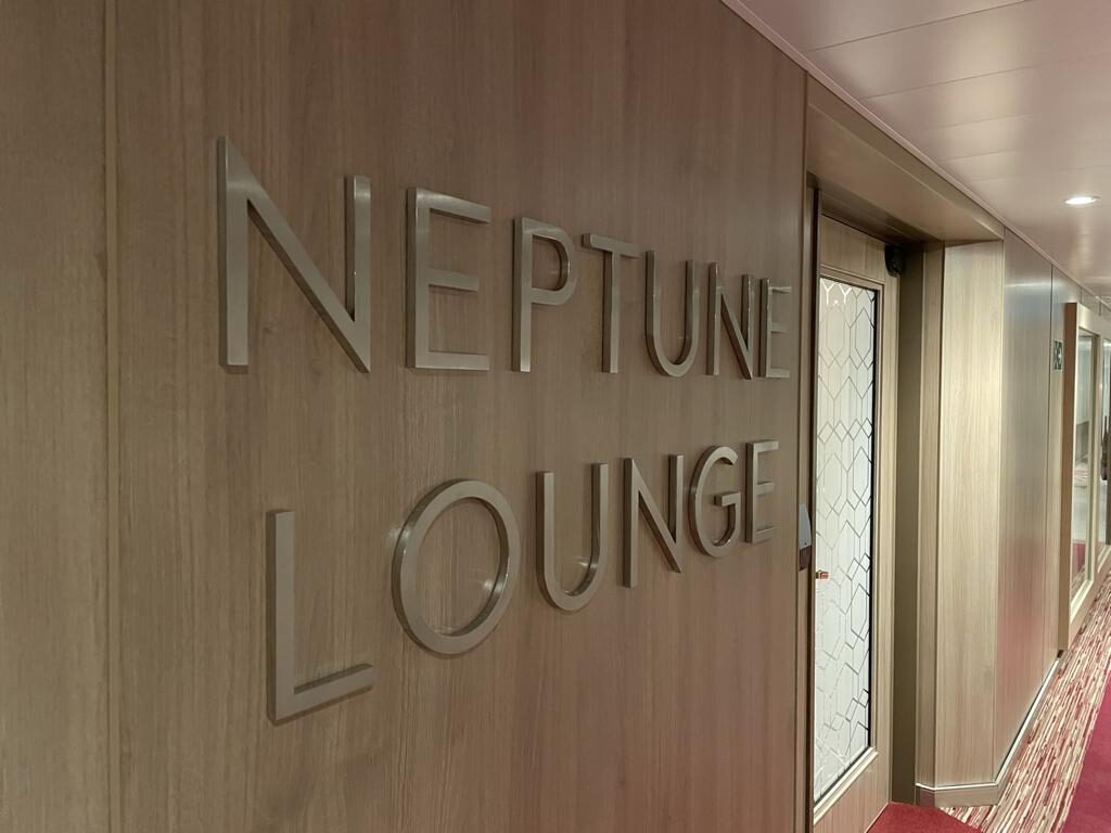 Neptune Lounge Rotterdam 2022 hollandamericaline