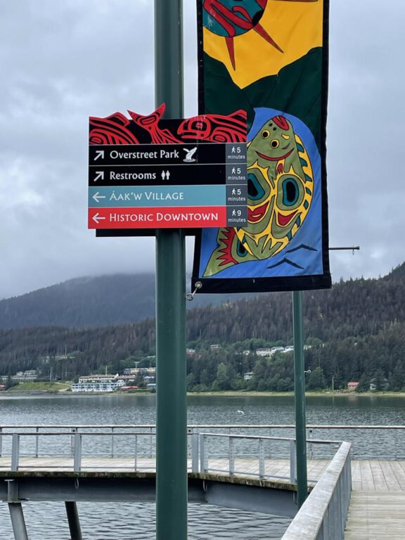 Wegweiser Tahku – die Alaska Walskulptur Juneau
