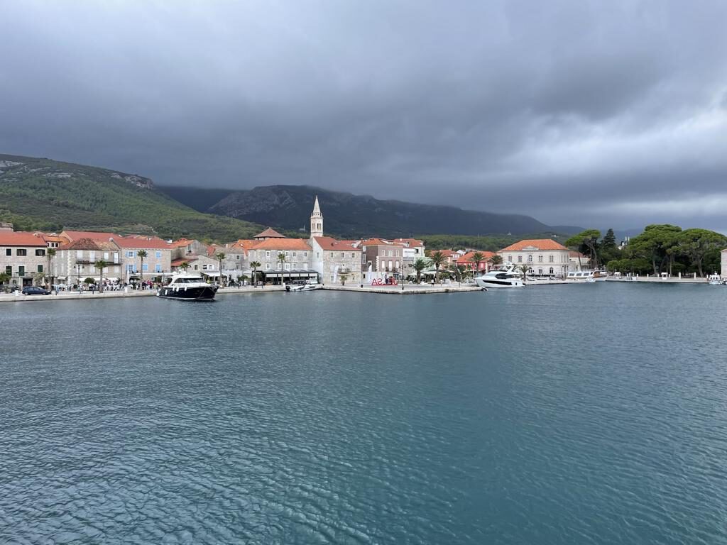 Kroatien Kreuzfahrt - Luxusyacht Princess Einfahrt nach Jelsa