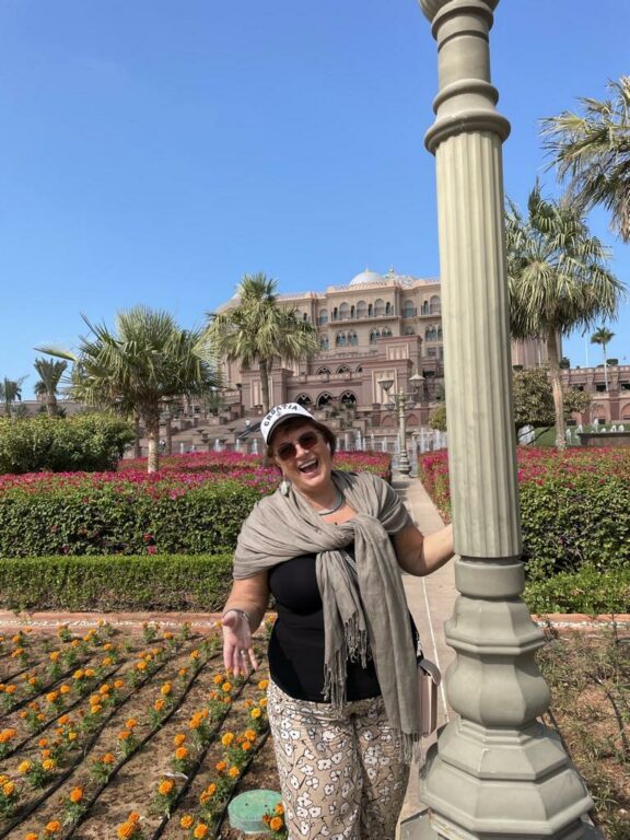 Mrs. Gabriele vor dem Emirates Palace Hotel Abu Dhabi