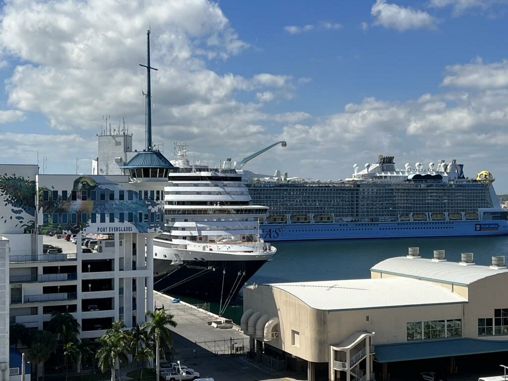 Rotterdam von Holland America und Odyssey of the Seas von Royal Caribbean in Fort Lauderdale