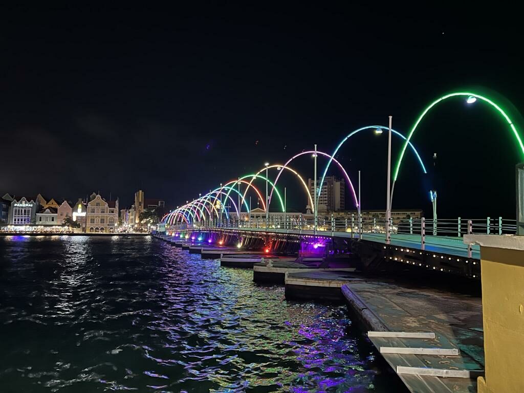 Königin Emma Brücke Curacao bei Nacht