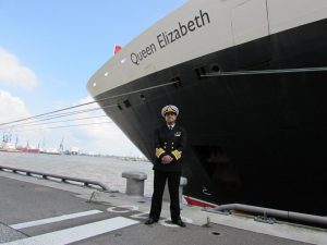 Aseem Hashmi Kapitän Queen Elizabeth