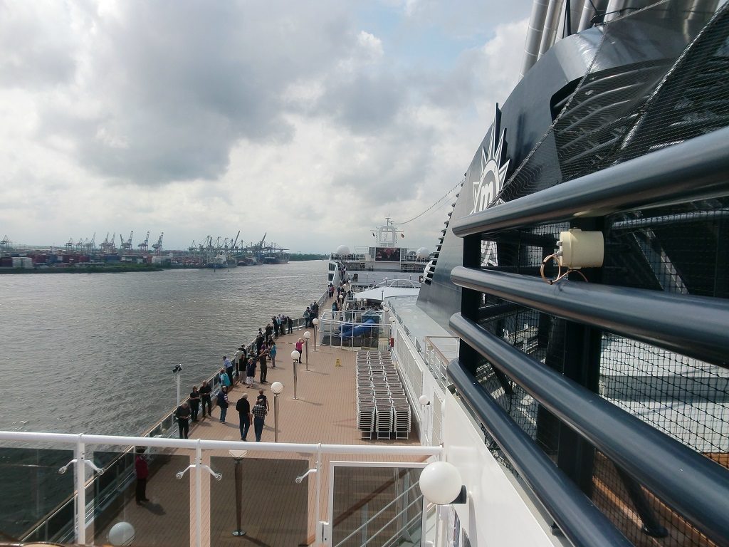 Einfahrt nach Hamburg auf der Elbe mit MSC Kreuzfahrten